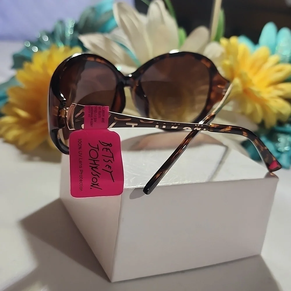 BETSEY JOHNSON SUNGLASSES - Picture 5 of 7